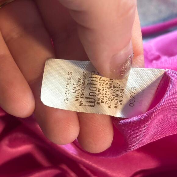 Formfit adorable hot pink lace lingerie top with bow details and silky fabric - Picture 6 of 7